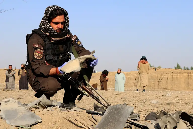 Lực lượng an ninh Taliban kiểm tra mảnh vỡ, sau cuộc không kích được cho là của Pakistan tại tỉnh Khost (Afghanistan) ngày 24-9 - Ảnh: REUTERS