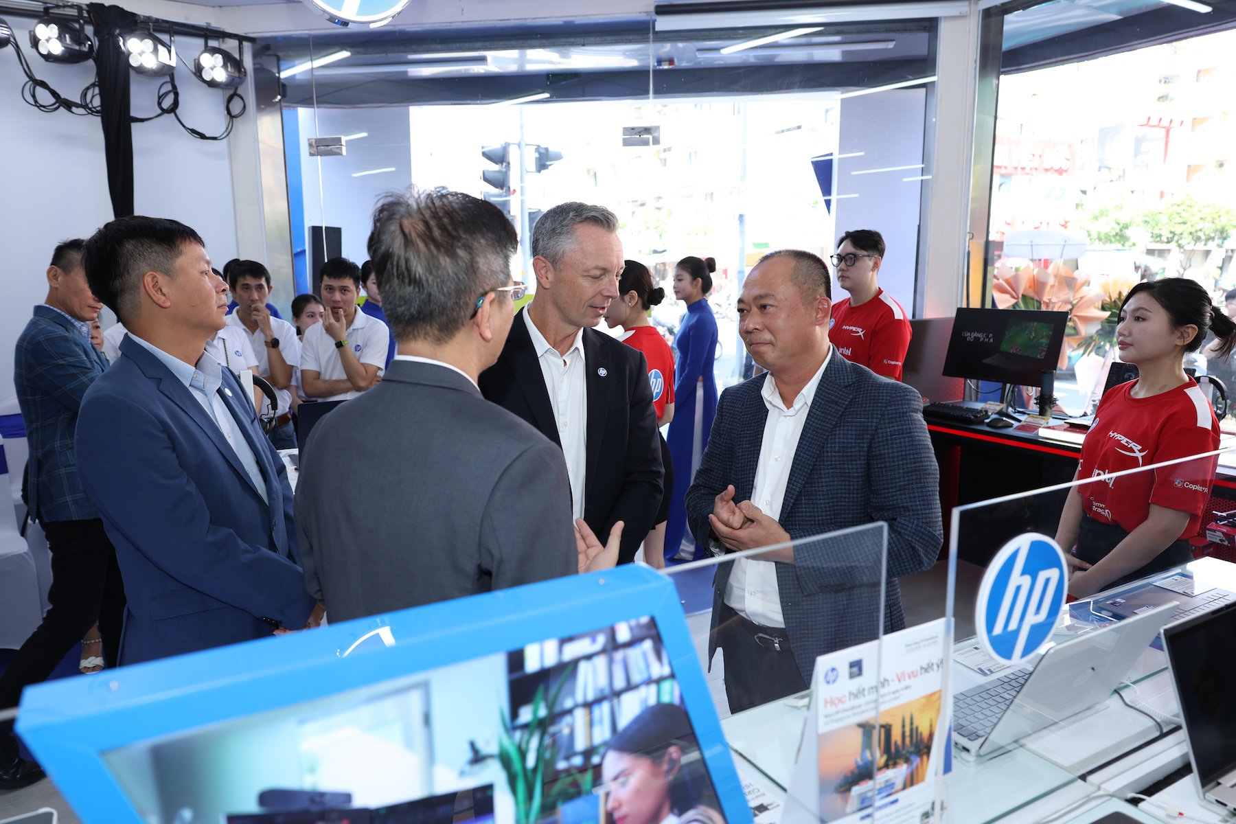 Muốn bán AI PC, HP chọn cách để khách tự cầm, tự thử: HP Flagship Store thứ hai ra mắt tại thành phố Hồ Chí Minh - Ảnh 2.