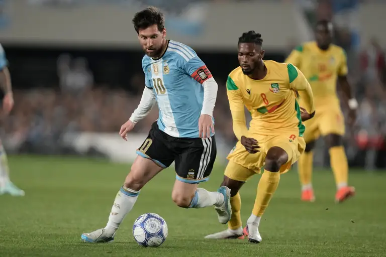 Benin (áo vàng) không thể cản nổi Messi ghi bàn và kiến tạo - Ảnh: AP