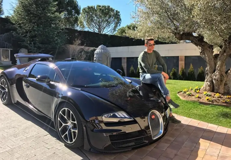 CR7 và siêu xe Bugatti Veyron năm 2017. Ảnh: Cristiano Ronaldo