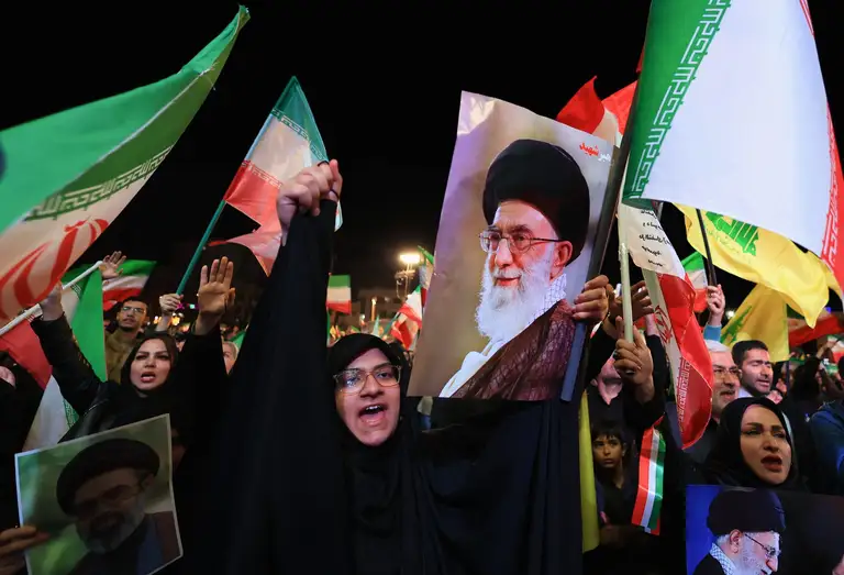 Người dân Iran tham gia cuộc biểu tình phản đối Mỹ và Israel tại quảng trường Enghelab ở Tehran ngày 15-4 - Ảnh: REUTERS