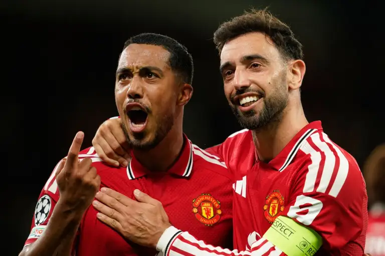 Bruno Fernandes (phải) ăn mừng sau khi ghi bàn thứ hai cho Man Utd, bên cạnh Youri Tielemans (trái), trong trận đấu vòng phân hạng Champions League giữa Man Utd và Sabah FK trên sân Old Trafford, Manchester, Anh ngày 10/9/2026. Ảnh: AP