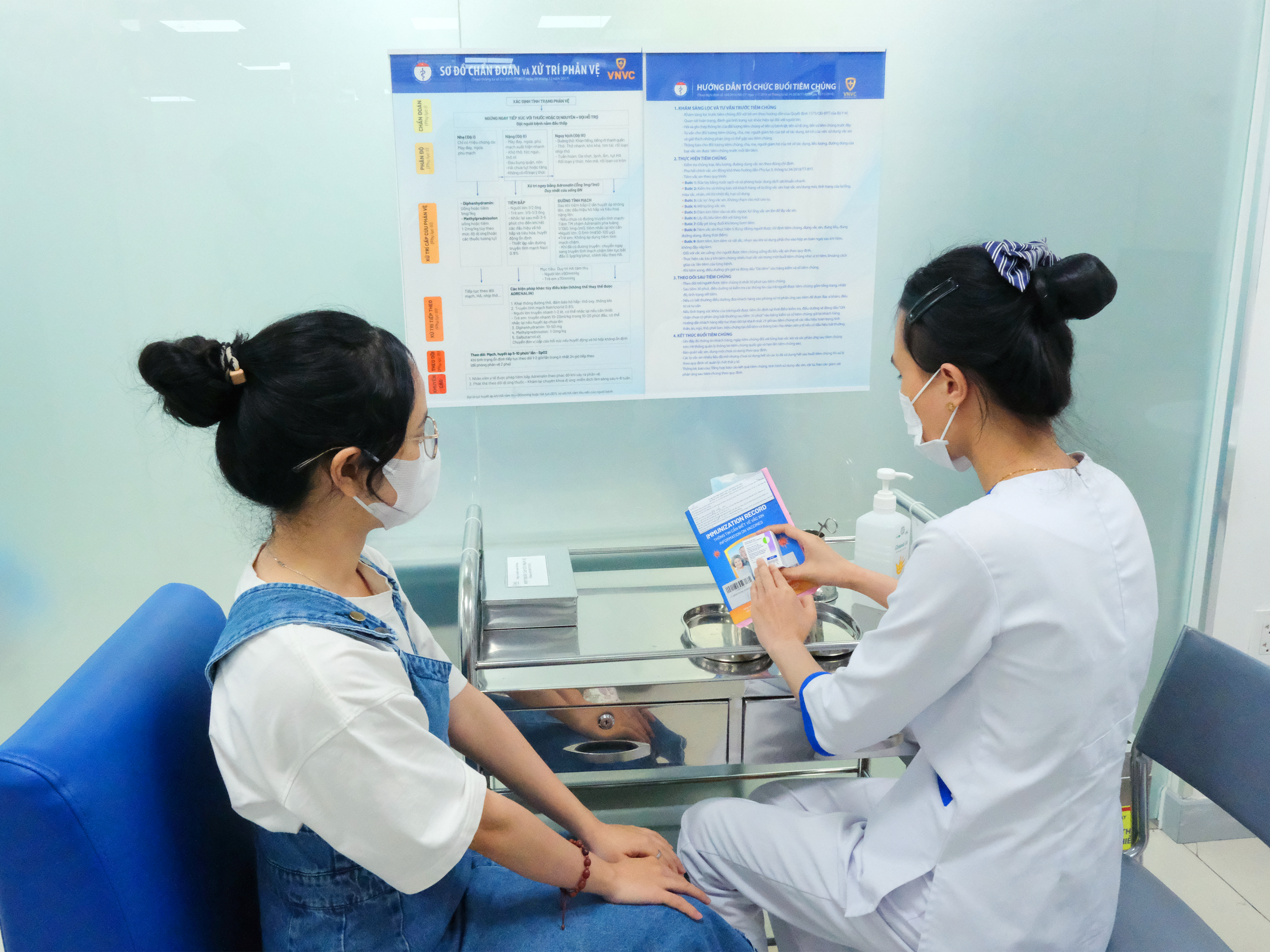 Người dân đi tiêm vắc xin phòng bệnh do não mô cầu