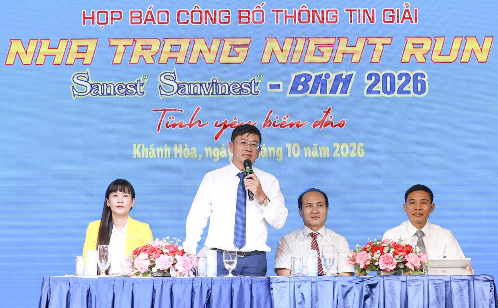 Nhà báo Lê Hoàng Triều - Tổng biên tập Báo và Phát thanh, Truyền hình Khánh Hòa - thông tin về sự kiện tại họp báo - Ảnh: BTC