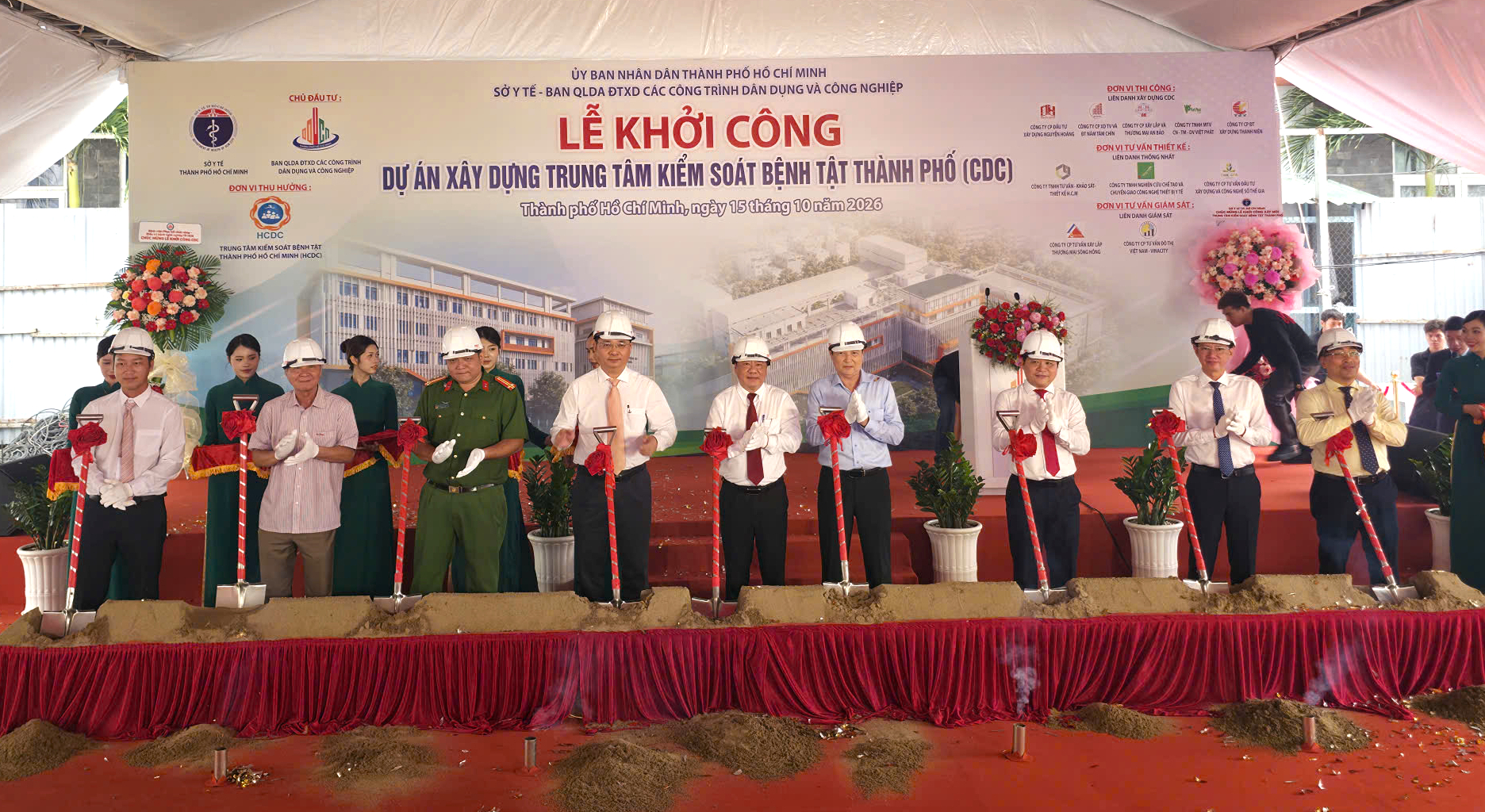 Các đại biểu, khách mời cùng chủ đầu tư thực hiện nghi thức khởi công giai đoạn 2 Trung tâm Kiểm soát bệnh tật TP.HCM - Ảnh: V.T.