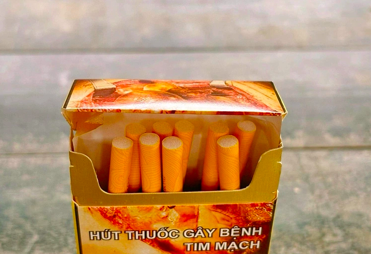 Cảnh báo ảnh hưởng sức khỏe ghi trên bao bì thuốc lá Ảnh: Linh Đặng