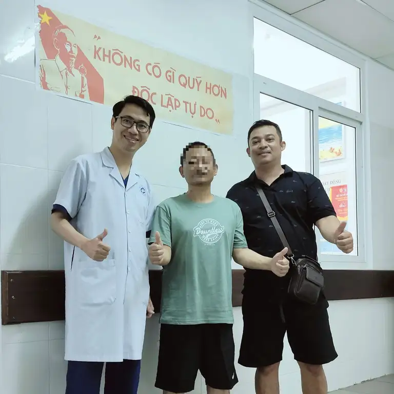 Nam bệnh nhân L.A. (giữa) được cứu sống sau nhiều ngày nguy kịch - Ảnh: T.DŨNG