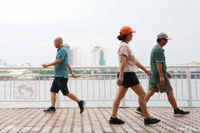 Đi bộ nhanh nâng cao chức năng tim phổi, thúc đẩy quá trình chuyển hóa chất béo, đồng thời giảm nguy cơ mắc bệnh. Ảnh: Nguyễn Đông