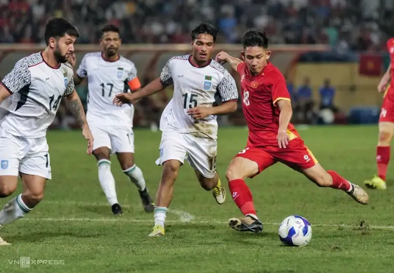Tiền vệ Việt Nam Nguyễn Hai Long (18) thi đấu trong trận giao hữu thắng Bangladesh 3-0 trên sân Hàng Đẫy, Hà Nội ngày 26/3/2026. Ảnh: Ngọc Thành