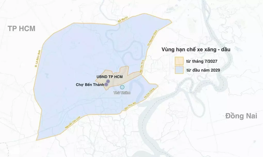 Khu vực LEZ ở trung tâm TP HCM dần hạn chế xe xăng dầu qua hai mốc thời gian. Đồ họa: Hoàng Thanh