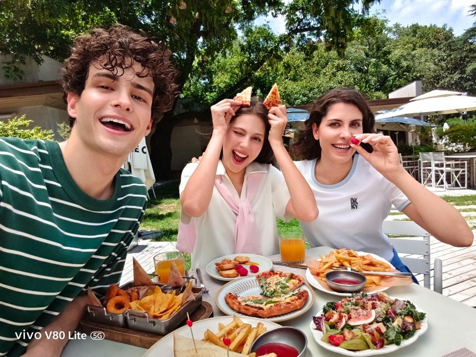 Camera Selfie Góc Rộng 32MP HD trên vivo V80 Lite 5G sở hữu góc nhìn 90°, giúp ghi lại những khoảnh khắc đời sống sắc nét và tự nhiên