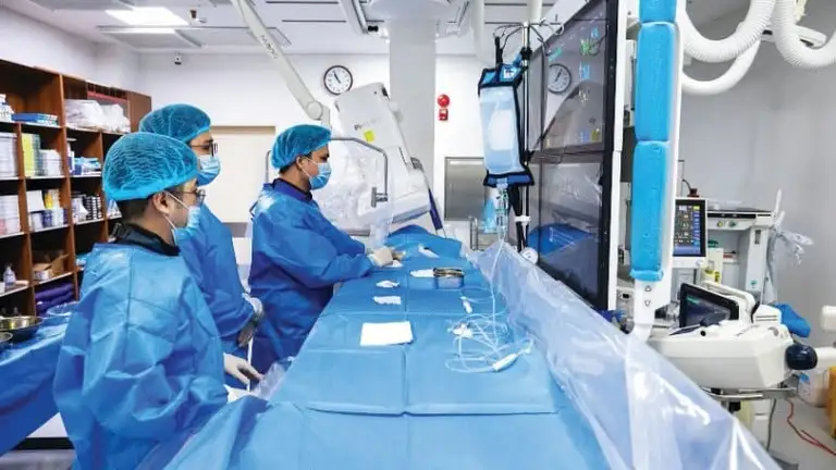 Các bác sĩ Bệnh viện Trung ương Quân đội 108 trong một ca can thiệp mạch cấp cứu. Ảnh BVCC.