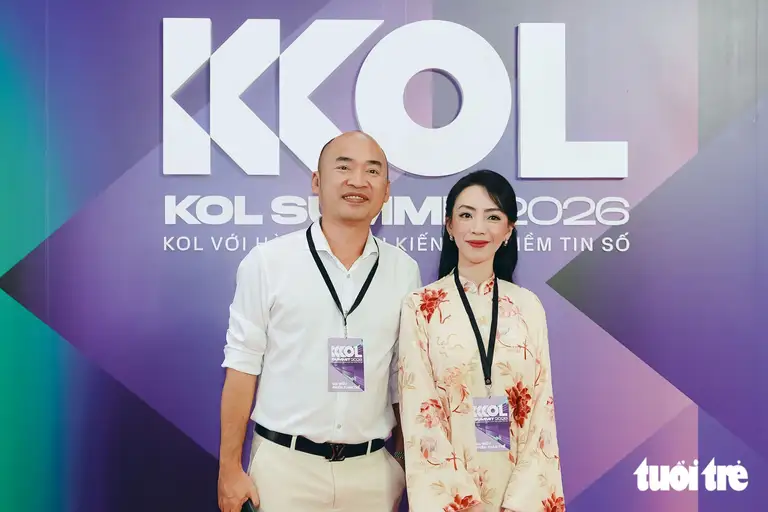 Vợ chồng nghệ sĩ Thu Trang - Tiến Luật sánh đôi trên thảm đỏ tại KOL Summit 2026 - Ảnh: HỮU DUY