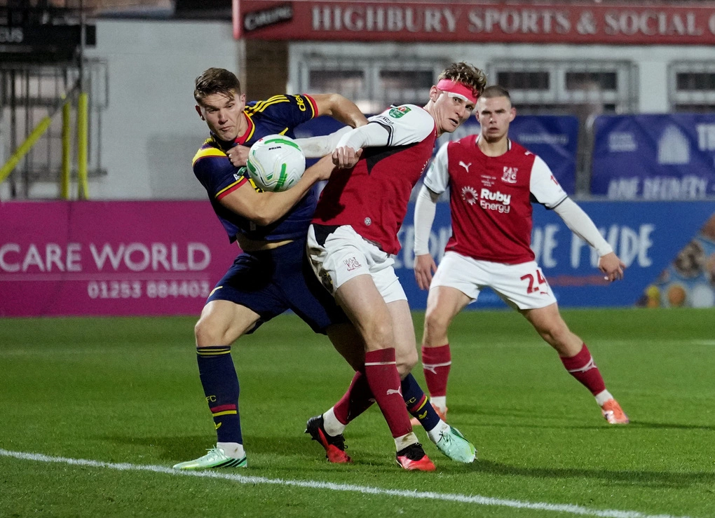 Tiền đạo Viktor Gyokeres (trái) tranh chấp với hậu vệ Finley Potter trước khi ghi bàn gỡ hòa 1-1 trong trận Fleetwood Town - Arsenal ở vòng 4 Cup Liên đoàn Anh trên sân Highbury, Fleetwood ngày 27/10/2026. Ảnh: Reuters