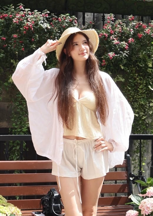 Thanh Giang mặc năng động trong chuyến du lịch cùng gia đình. Cô tên đầy đủ là Đặng Thanh Giang, mang hai dòng máu Việt - Nga.