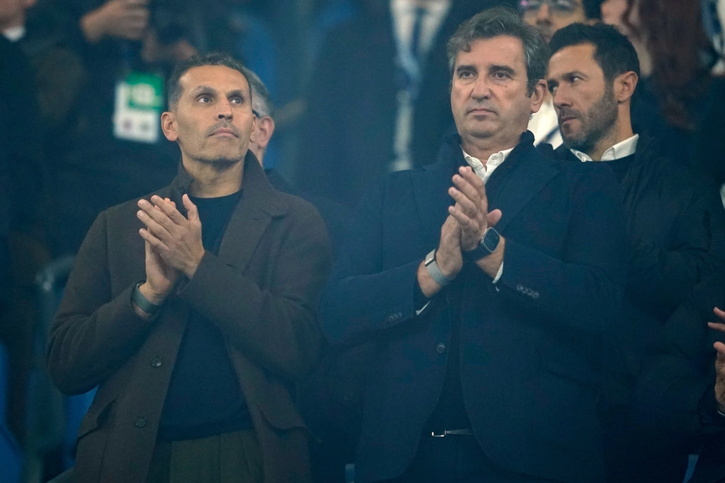 Chủ tịch Man City Khaldoon Al Mubarak (trái) và Giám đốc điều hành Ferran Soriano vỗ tay trước trận gặp PSG ở vòng phân hạng Champions League tại sân Etihad, Manchester, Anh, ngày 14/10/2026. Ảnh: AP