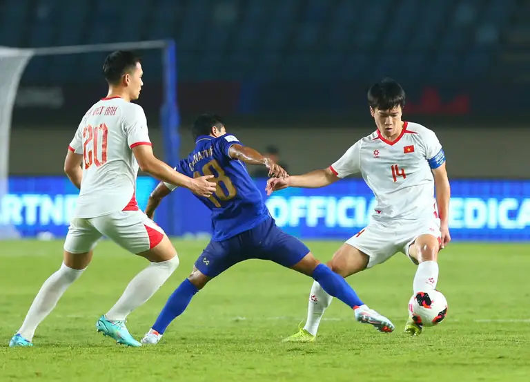 Hoàng Đức (phải) vào sân ở hiệp 2 trận gặp Thái Lan - Ảnh: QUANG THỊNH