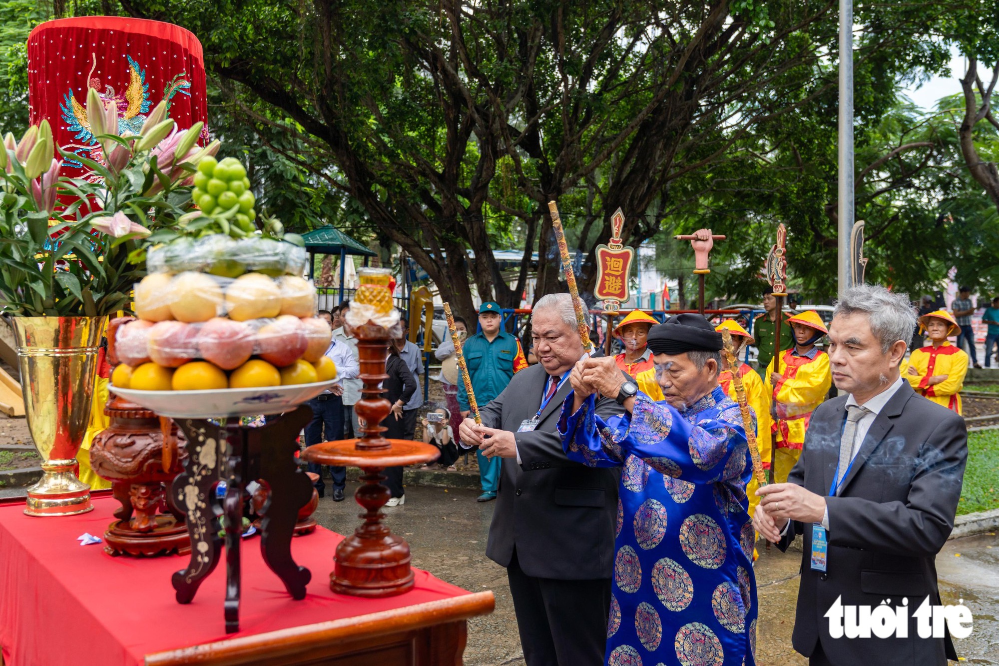 Các đại biểu thực hiện nghi thức thượng đại kỳ - Ảnh: VĂN TRUNG