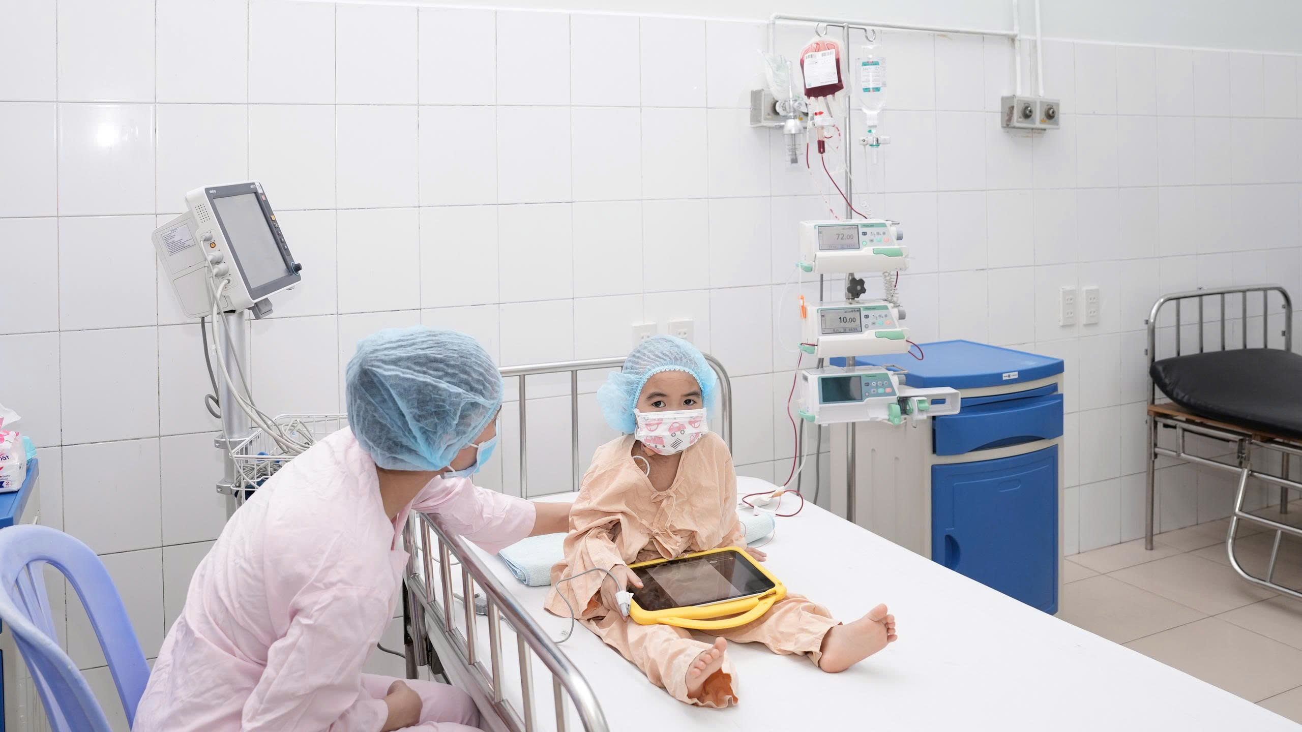Bệnh nhi P.T.M.D được ghép tế bào gốc từ em trai mới 18 tháng tuổi - Ảnh: THƯỢNG HIỂN