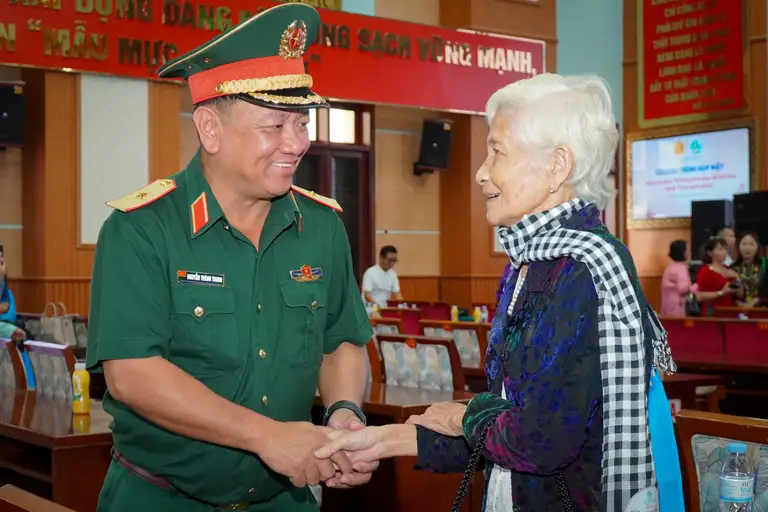 Thiếu tướng Nguyễn Thành Trung thăm hỏi người thân các thương binh