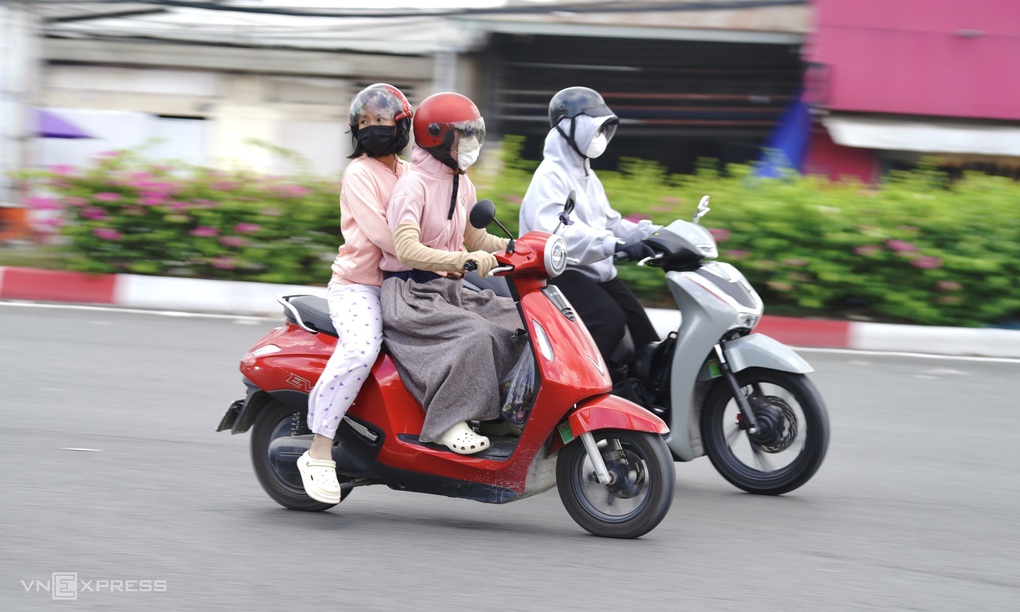 Người dân di chuyển bằng xe máy Honda và VinFast trên đường phố TP HCM. Ảnh: Thành Nhạn