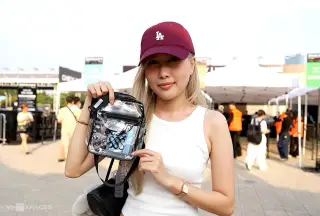 Khán giả Thanh Ngân cùng chiếc túi chứa vòng tay và card của các thành viên BigBang.