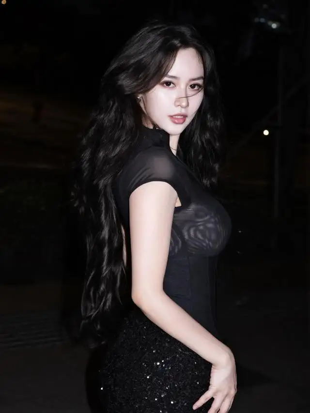 Mỹ nhân thường được gọi là "vợ Phó chủ tịch" bắt trend Người Nhện: Body nóng bỏng khiến Facebook cũng không tin vào mắt mình- Ảnh 5.