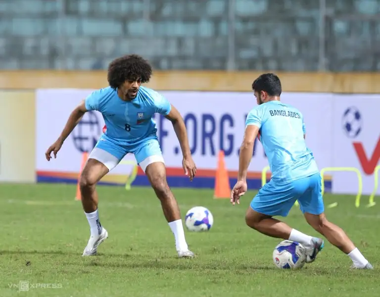 Tiền vệ Bangladesh Hamza Choudhury (trái) tập luyện tại sân Hàng Đẫy, Hà Nội ngày 25/3/2026, trước trận giao hữu gặp Việt Nam. Ảnh: Hiếu Lương