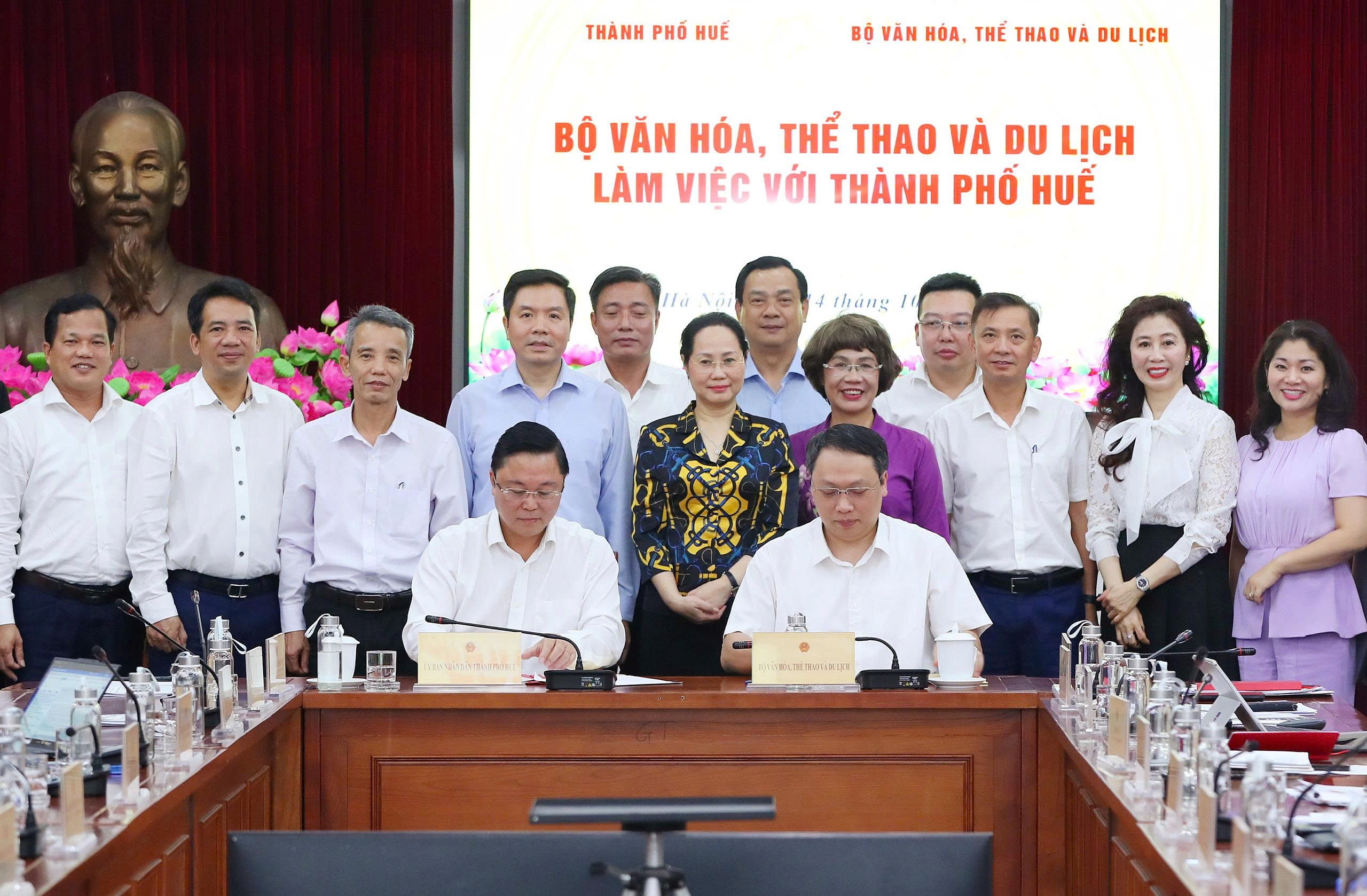Lãnh đạo TP Huế cùng lãnh đạo Bộ Văn hóa, Thể thao và Du lịch ký kế hoạch phối hợp hành động, nhằm biến di sản Huế thành tài sản chiến lược, phát triển công nghiệp văn hóa trên đất cố đô - Ảnh: NGỌC HIẾU
