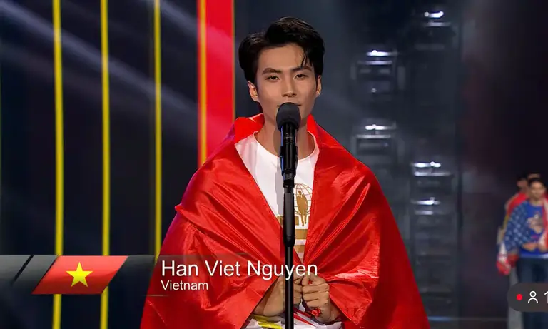 Nguyễn Hàn Việt trong phần hô tên tại đêm chung kết