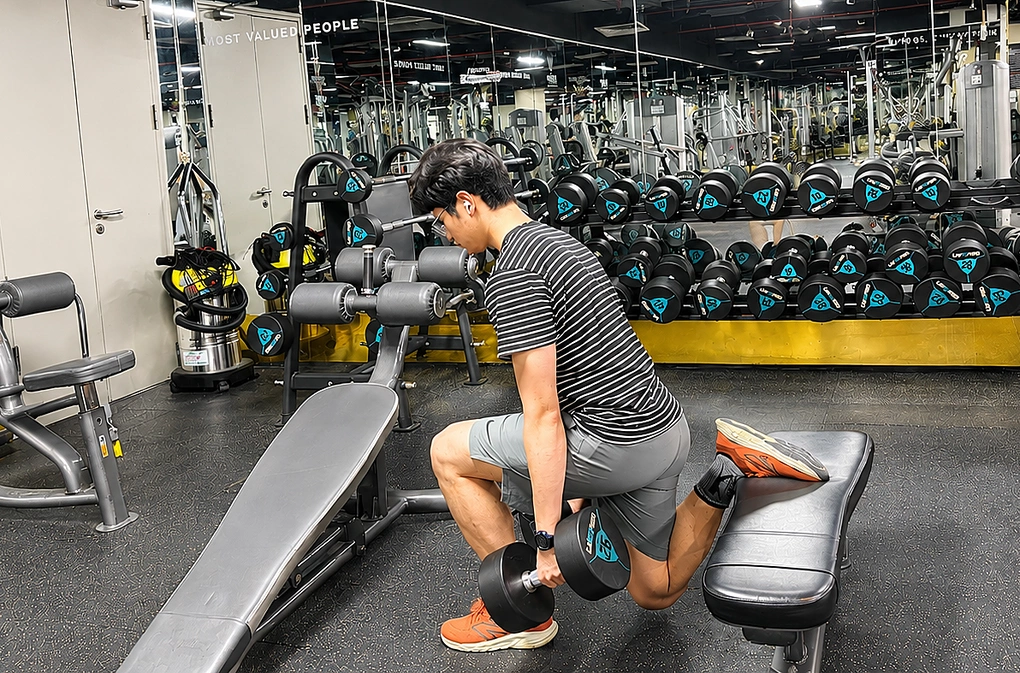 Bài tập Bulgarian split squat giúp duy trì khối cơ, hỗ trợ quá trình kiểm soát cân nặng và giảm mỡ. Ảnh: Bảo Bảo