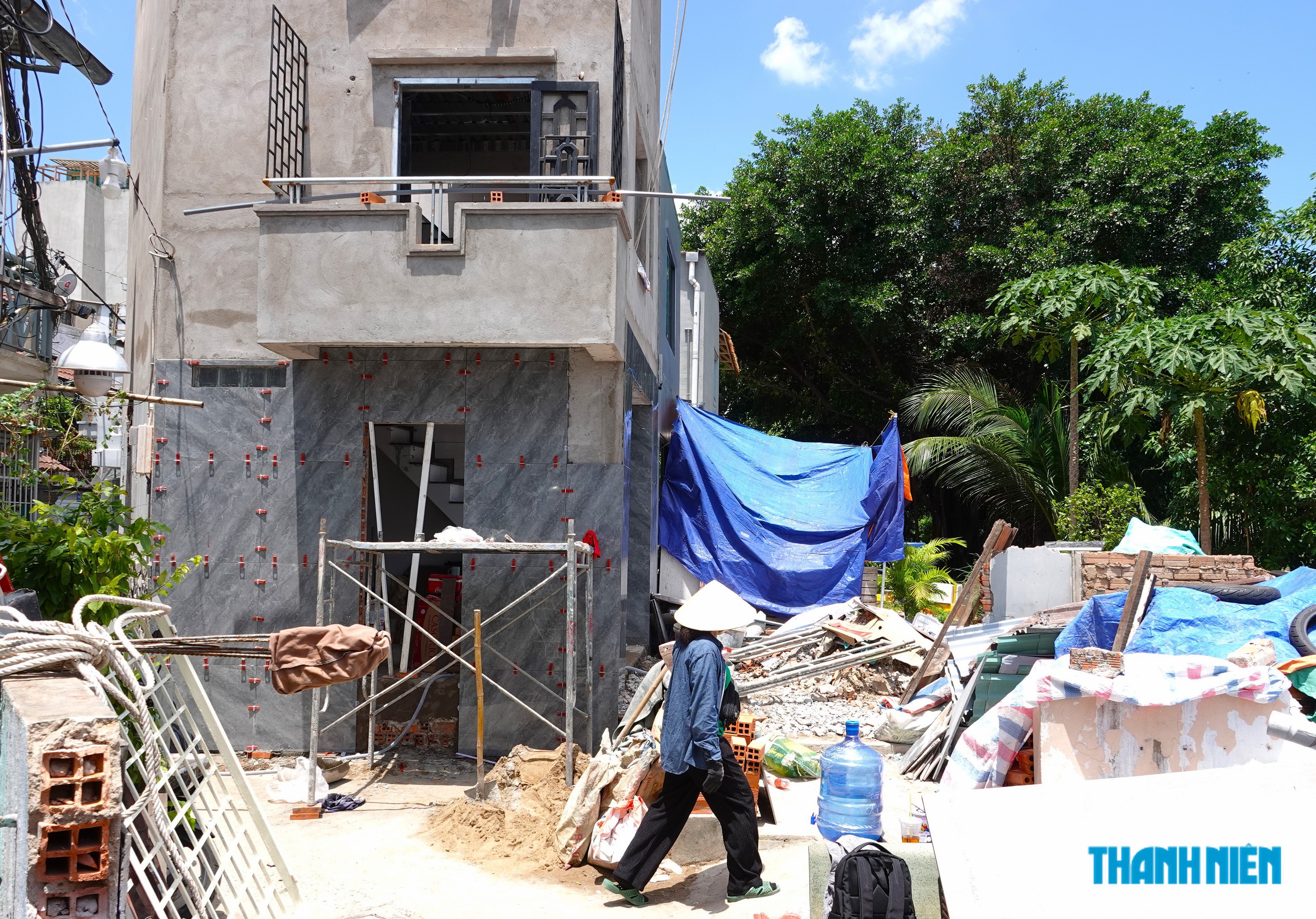 Người dân ở ven rạch Xuyên Tâm (phường Gia Định, TP.HCM) xây dựng lại nhà ở trên phần đất còn lại sau khi thu hồi