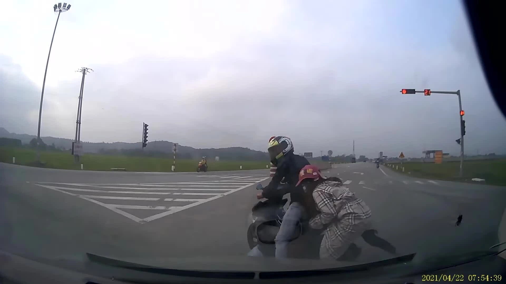Tình huống tương tự, xe máy vào vòng xuyến không nhường đường cho ôtô, tháng 4/2021. Video: Nguyễn Bình