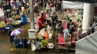 'Chợ nổi' xuất hiện giữa đường phố Bangkok sau trận lụt