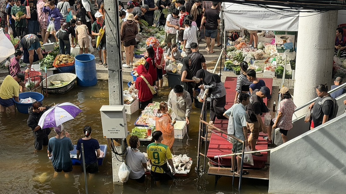 'Chợ nổi' xuất hiện giữa đường phố Bangkok sau trận lụt
