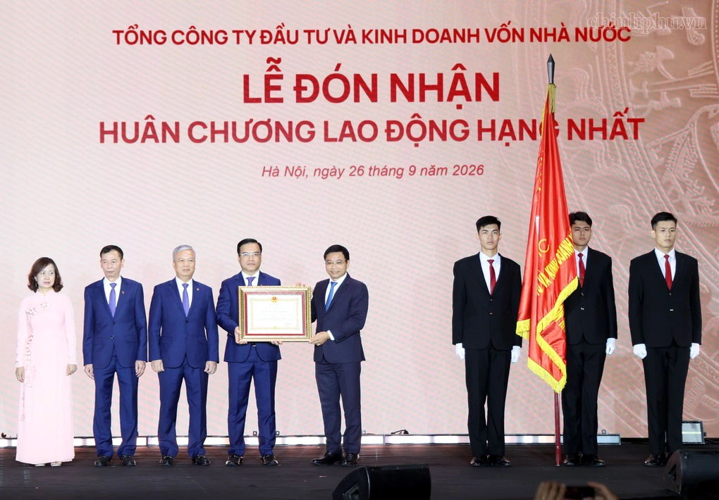 Thay mặt lãnh đạo Đảng, Nhà nước, Phó thủ tướng Nguyễn Văn Thắng trao Huân chương Lao động hạng Nhất cho SCIC. Ảnh: VGP