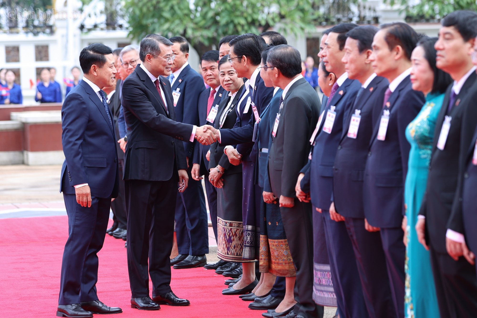 Thủ tướng Lào Saleumxay Kommasith giới thiệu các đại biểu phía Lào tham dự lễ đón - Ảnh: CHINHPHU.VN