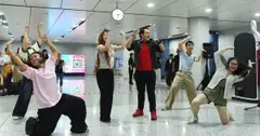 Ga metro Bến Thành thành sân khấu nhạc kịch, hành khách thích thú dừng xem