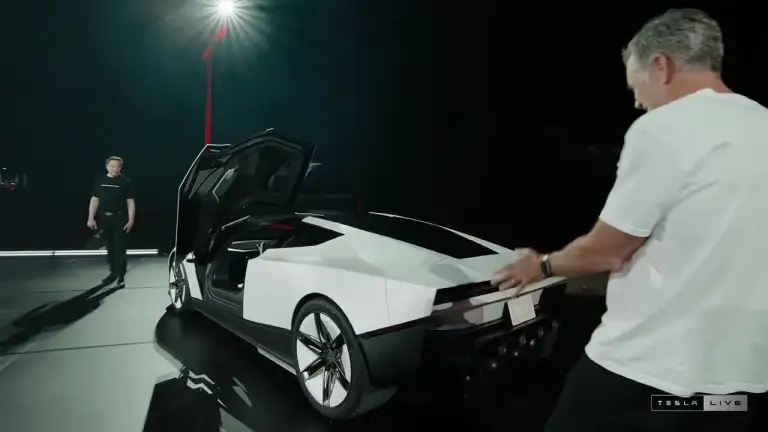 Đại diện Tesla giới thiệu về Roadster. Video: Tesla