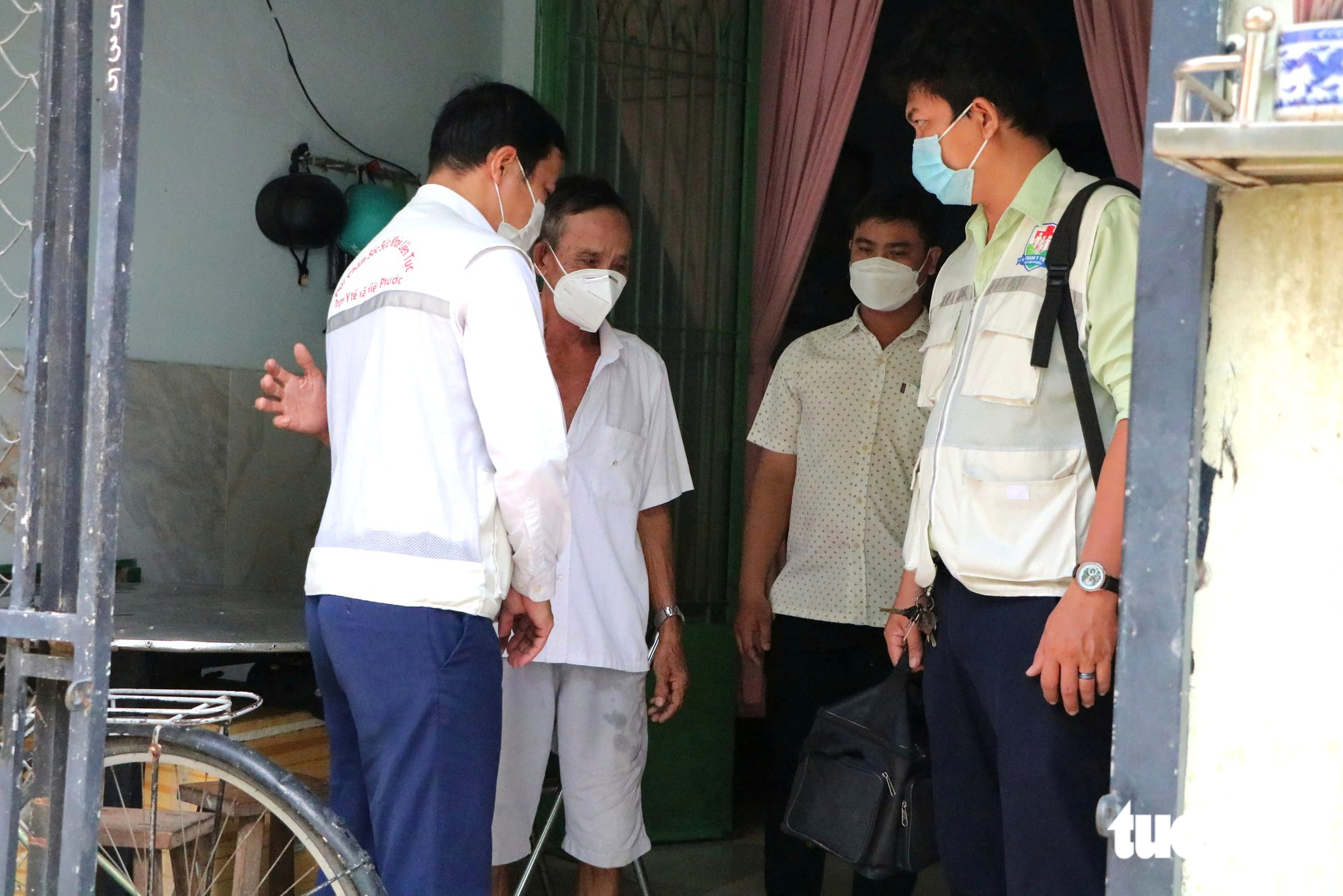Từ ngày Đội chăm sóc sức khỏe liên tục bám từng khu phố, bà con dần quen mặt, thêm tin tưởng, việc tiếp cận, hướng dẫn phòng bệnh cho người dân cũng dễ dàng hơn - Ảnh: THU HIẾN