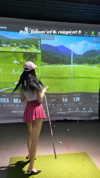 Đi cao gót, khoe chân dài miên man khi chơi Golf, Hoa hậu Việt Nam khiến tất cả phải sững sờ