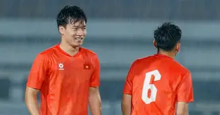 Hoàng Đức trở lại, tuyển Việt Nam dầm mưa tập luyện để đấu Thái Lan