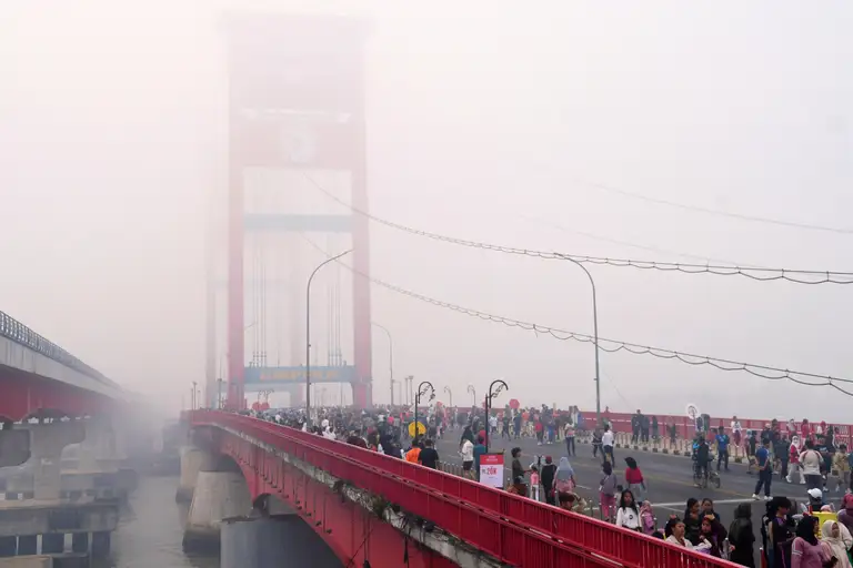Khói cháy rừng bao phủ đường phố tại thành phố Palembang, Nam Sumatra, Indonesia ngày 23-8 - Ảnh: AP