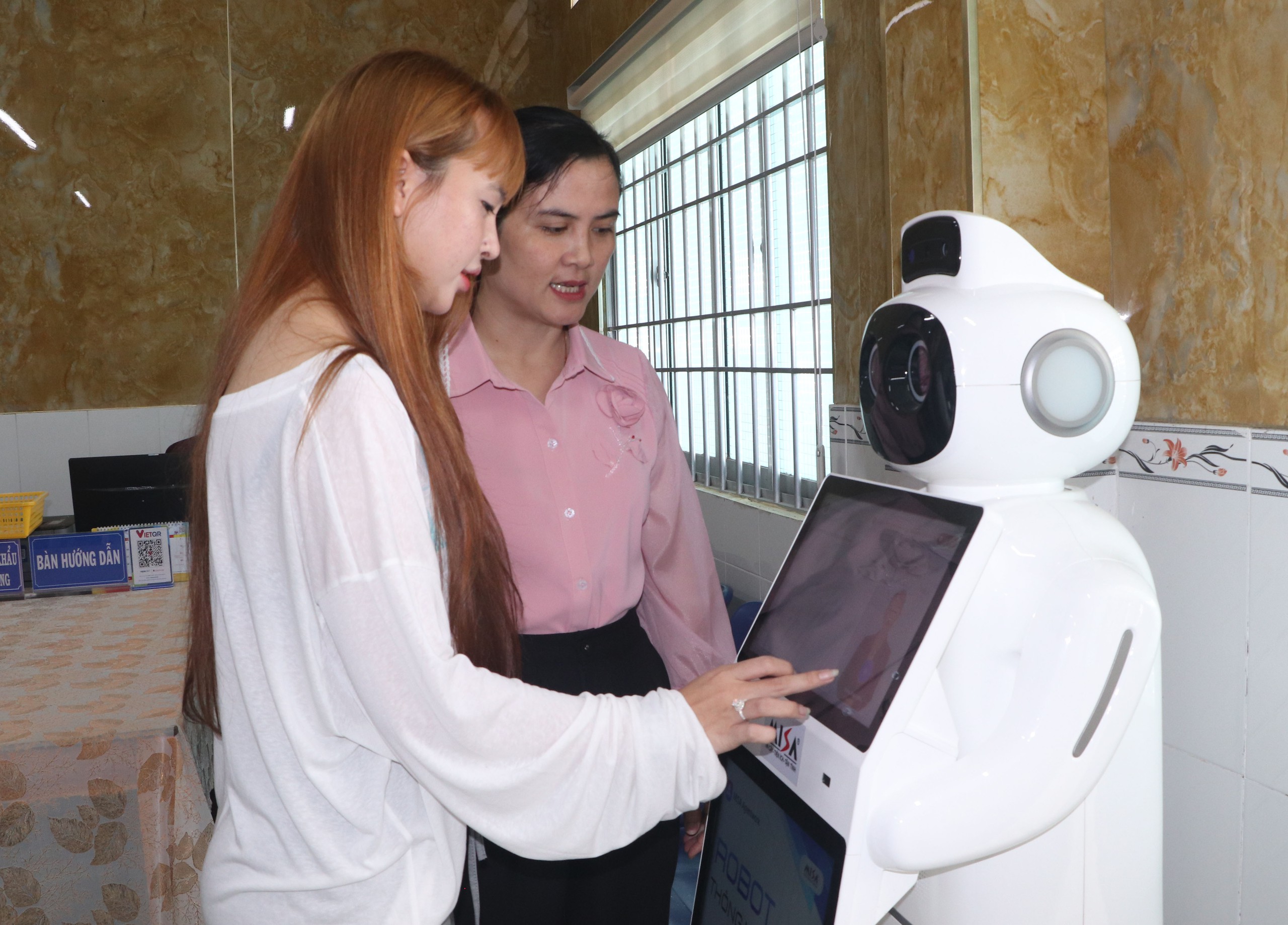 Người dân được hướng dẫn sử dụng robot hỗ trợ tra cứu thông tin về thủ tục hành chính
