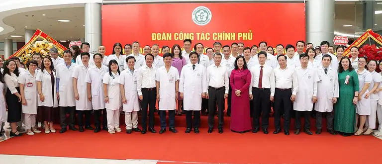 Thủ tướng Lê Minh Hưng và Bộ trưởng Đào Hồng Lan cùng các thành viên đoàn chụp ảnh cùng tập thể y bác sĩ, chuyên gia Bệnh viện Bạch Mai làm việc tại cơ sở Ninh Bình.