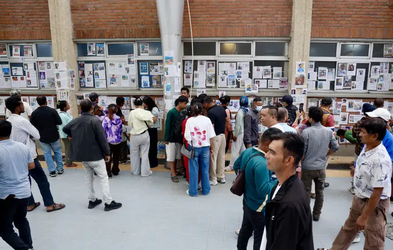 Thân nhân của các nạn nhân mất tích trong lũ quét ở Nepal tập trung tại Bệnh viện Đại học Tribhuvan, hy vọng tìm thấy tung tích của người nhà - Ảnh: KATHMANDU POST