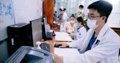Bác sĩ nội trú mong nhẹ gánh học phí, toàn tâm rèn luyện tay nghề