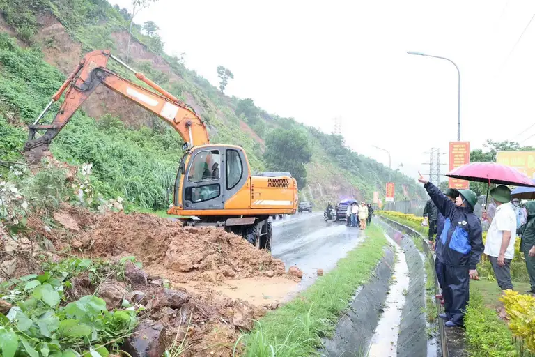 Mái taluy dương tại khu vực cầu Vân Đồn 2 bị sạt lở. Ảnh: Đặc khu Vân Đồn