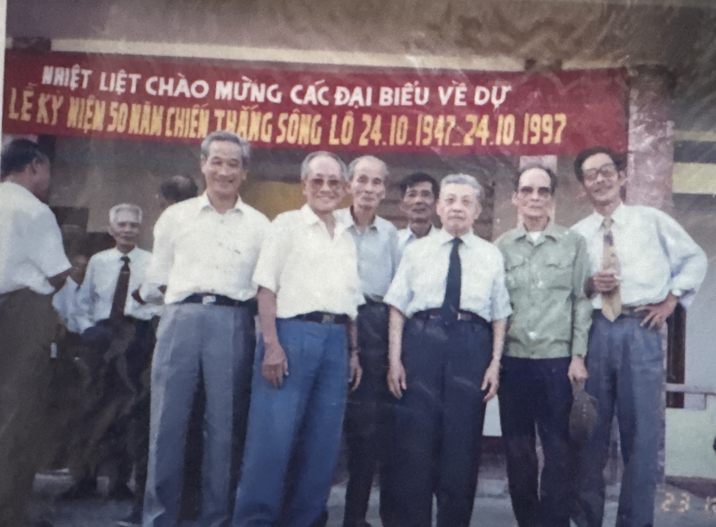 Đại biểu về dự kỷ niệm 50 năm chiến thắng Sông Lô (năm 1997). Từ phải sang trái: nhà văn Siêu Hải (thứ 2), nguyên Tham mưu trưởng Vũ Hiển (thứ 3), ông Đỗ Thiện (thứ 5)