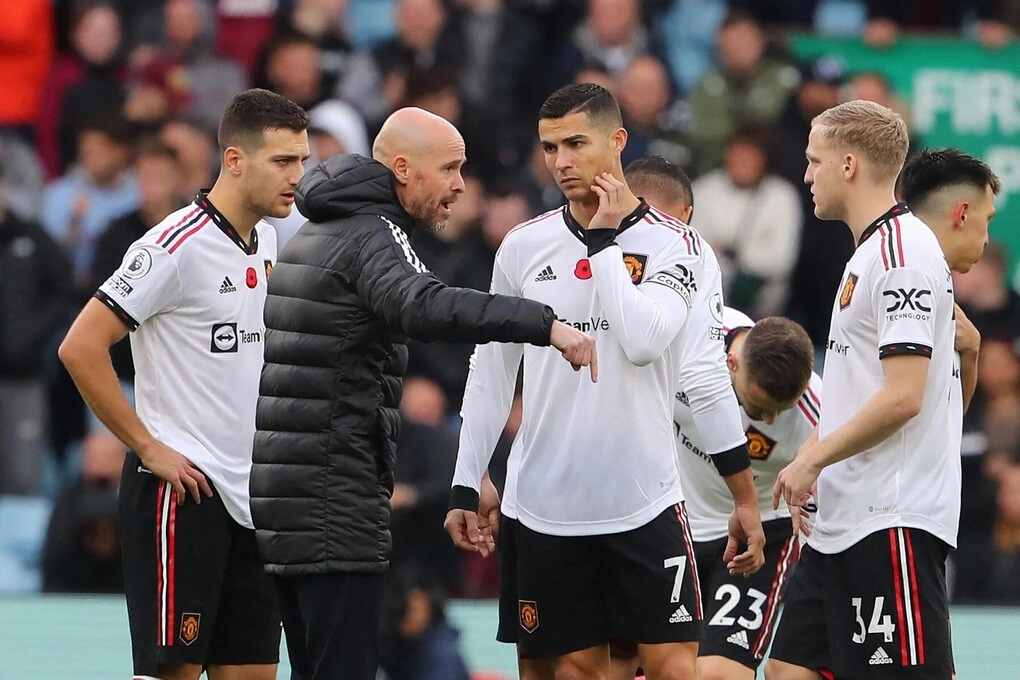 HLV Erik ten Hag (thứ hai từ trái) chỉ đạo Donny van de Beek (phải), Cristiano Ronaldo (giữa) và Diogo Dalot (trái) của Man Utd trong giờ nghỉ giữa hiệp trận gặp Aston Villa tại Ngoại hạng Anh trên sân Villa Park, Birmingham, Anh, ngày 6/11/2022. Ảnh: AFP